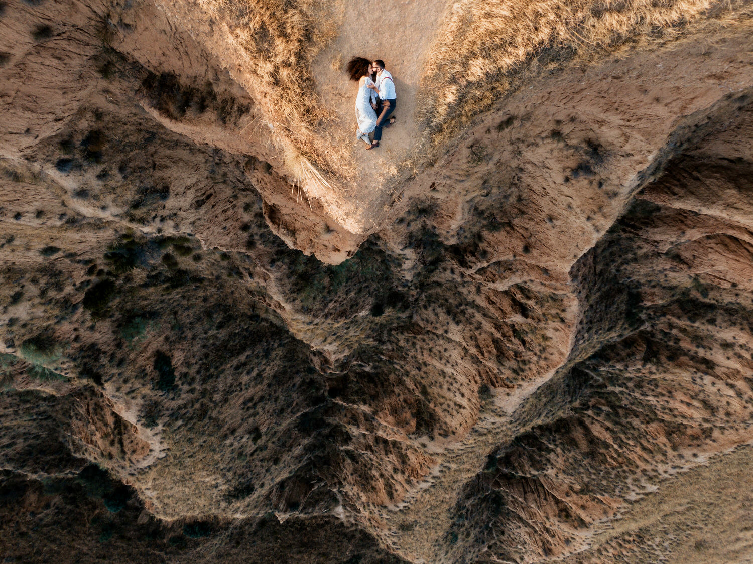 Trash the Dress en la montaña vista de pajaro