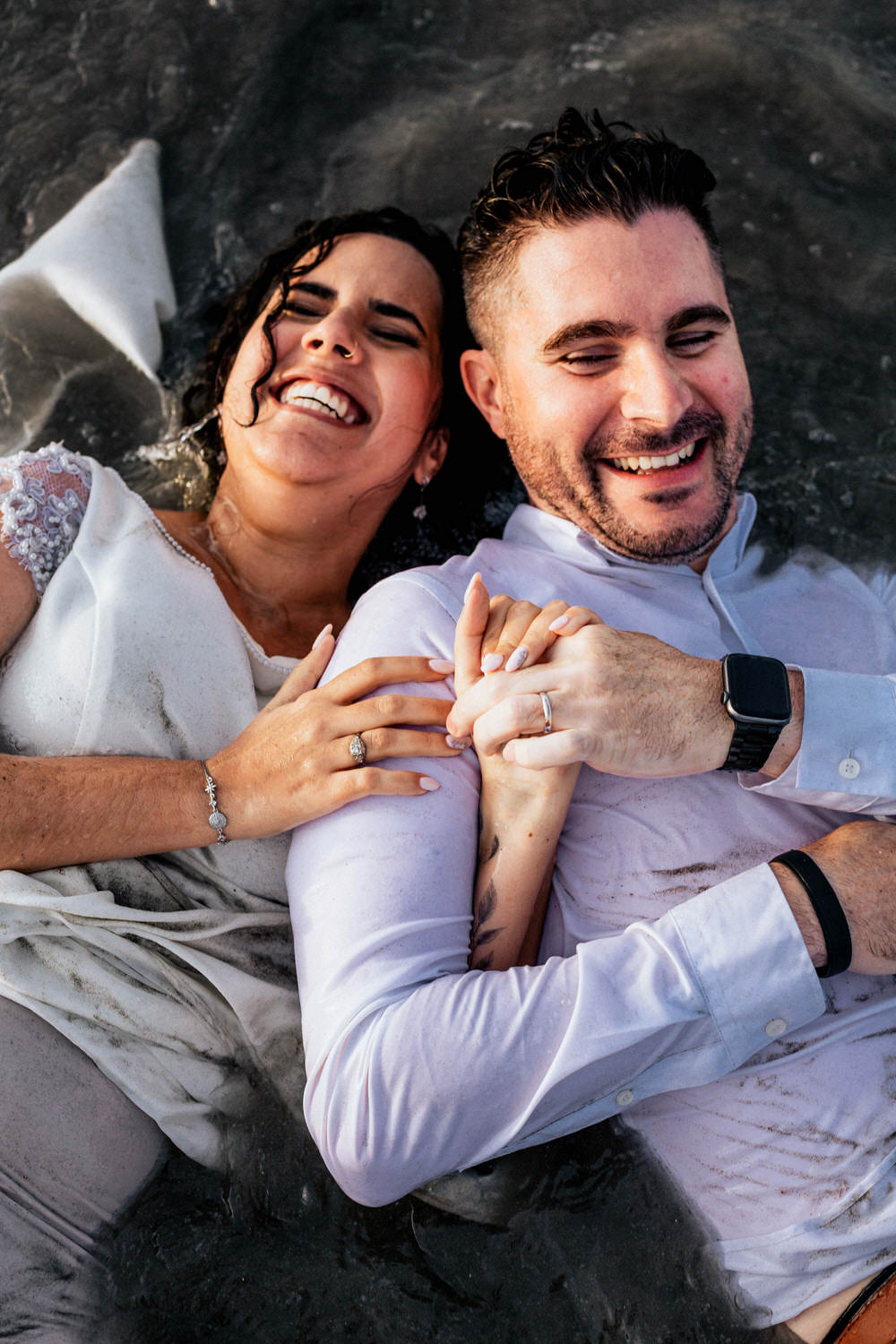 risas de pareja en la playa