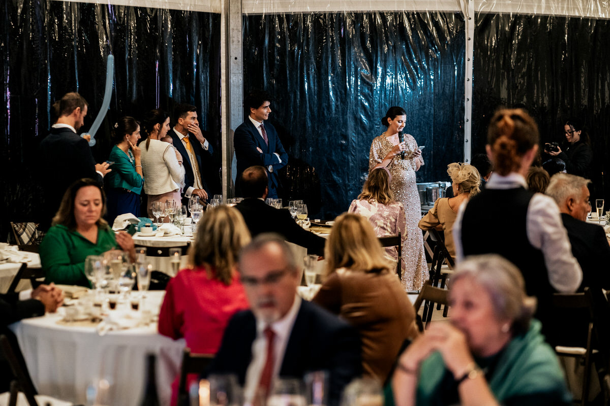 amiga de la novia dando discurso