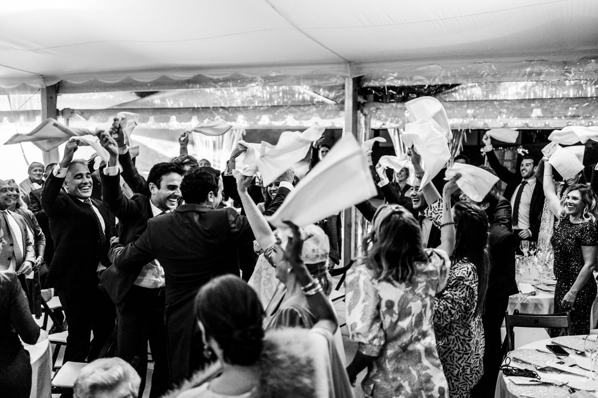 invitados celebrando a los novios