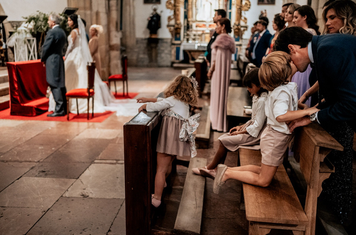 niño jugando en Basílica de Santa María de la Asunción