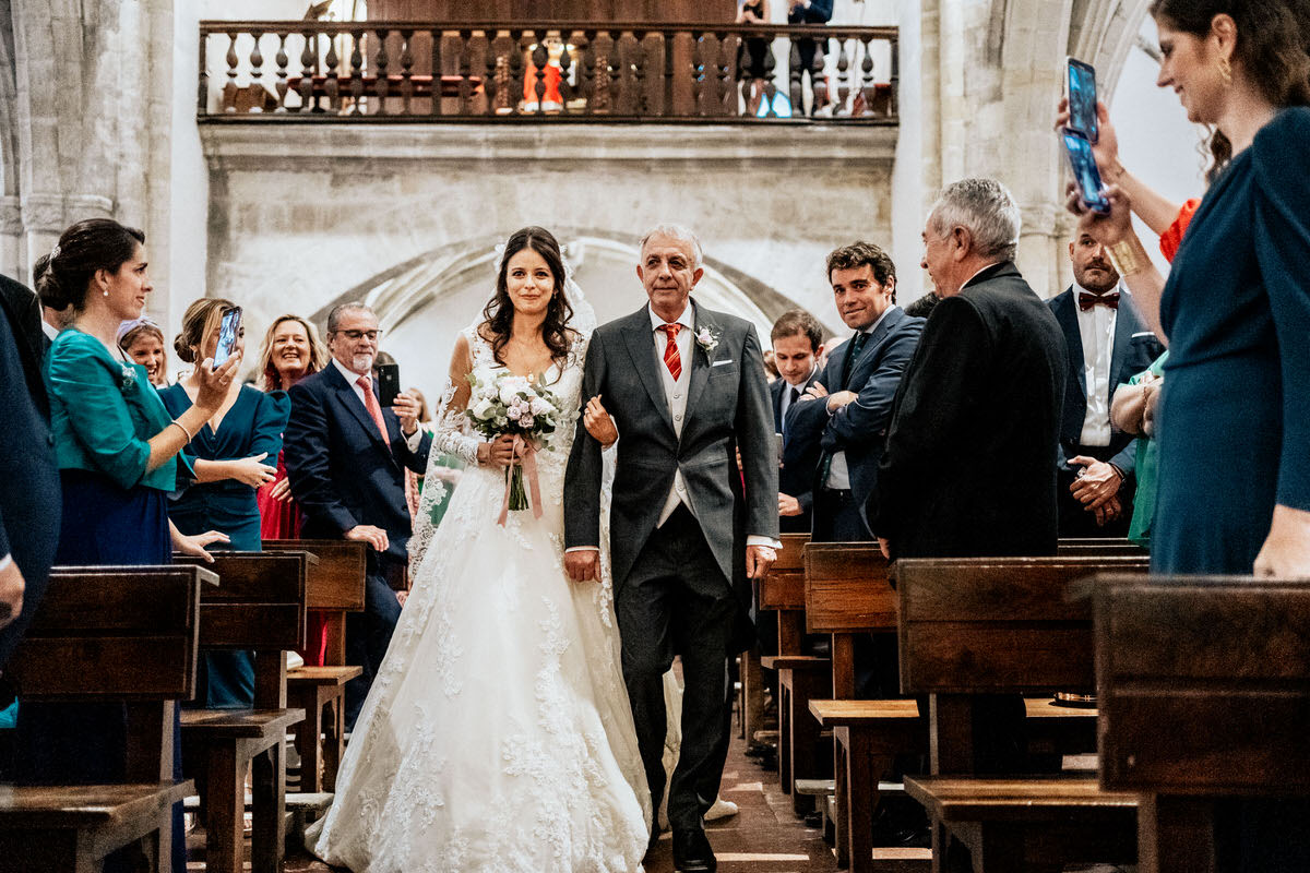 novia entrando a Basílica de Santa María de la Asunción