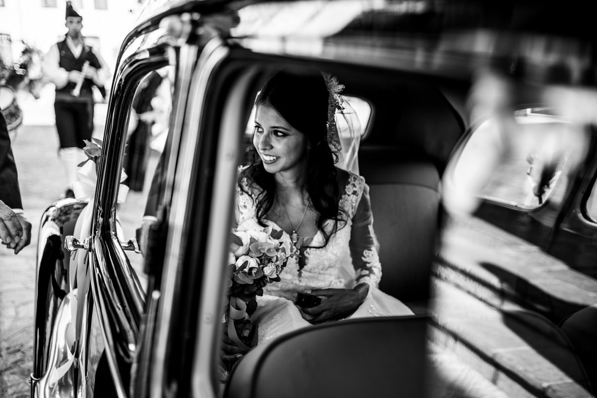 novia esperando para entrar en Basílica de Santa María de la Asunción