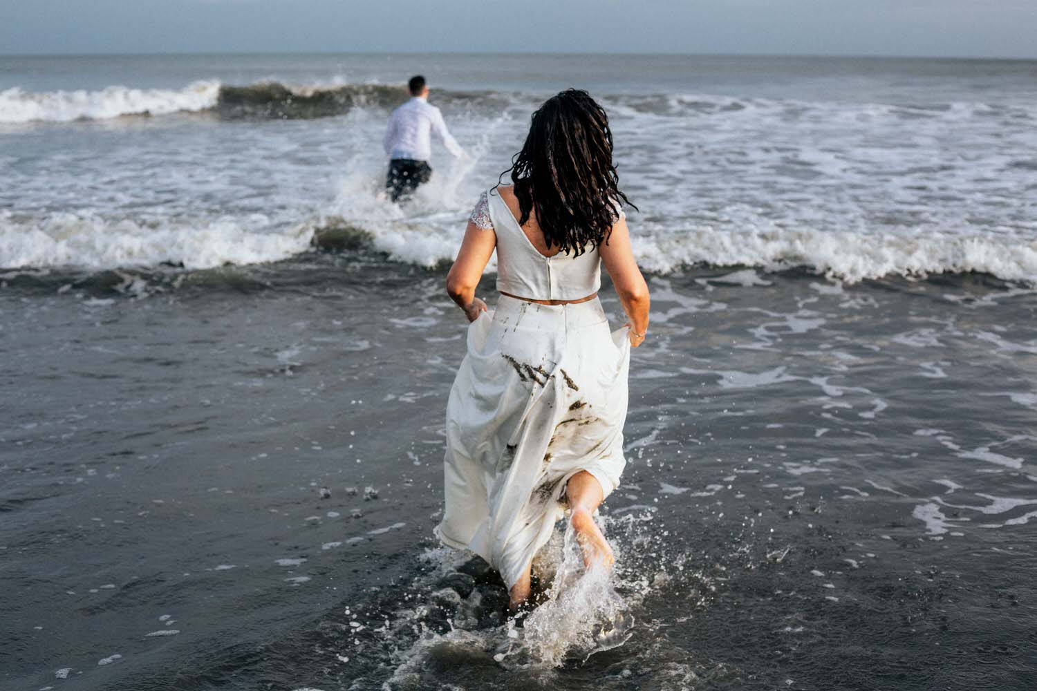 novios a orillas de la playa