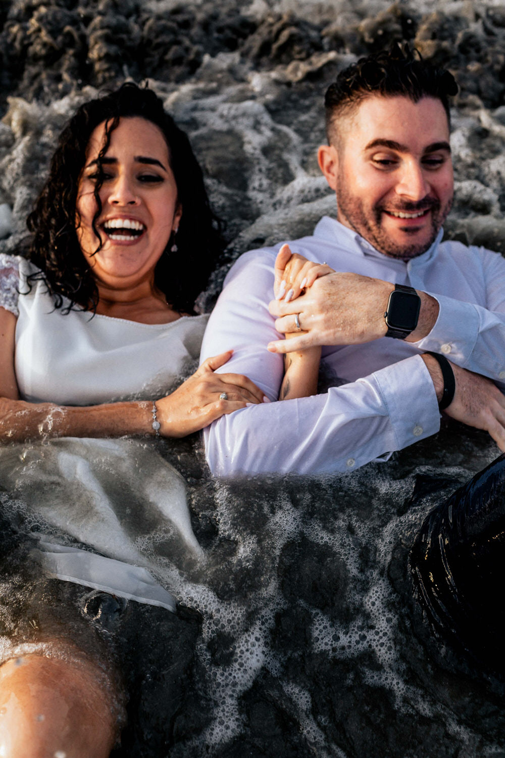 novios llenos de alegria en la sesion Trash the Dress