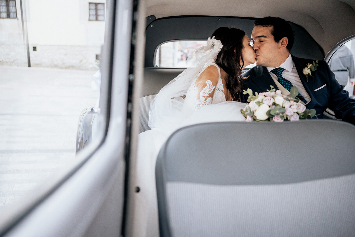 novios en el coche