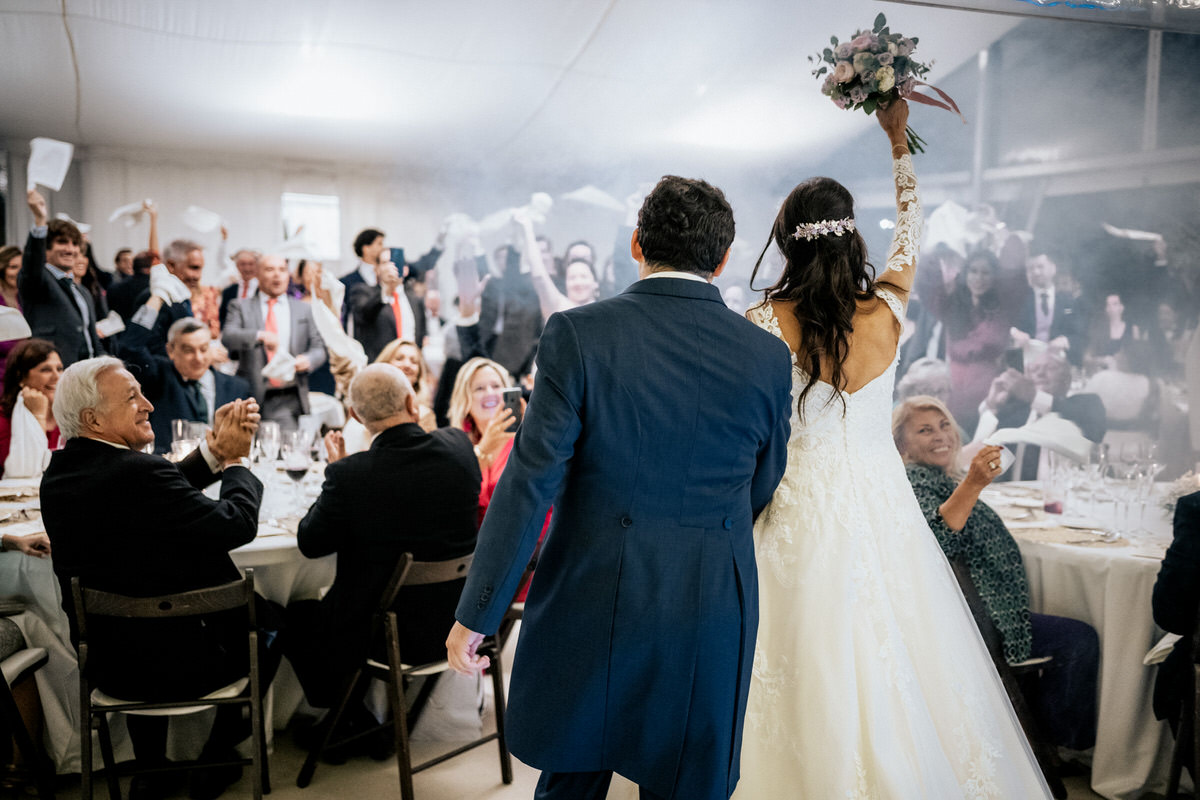 pañuelos arriba en la entrada de los novios