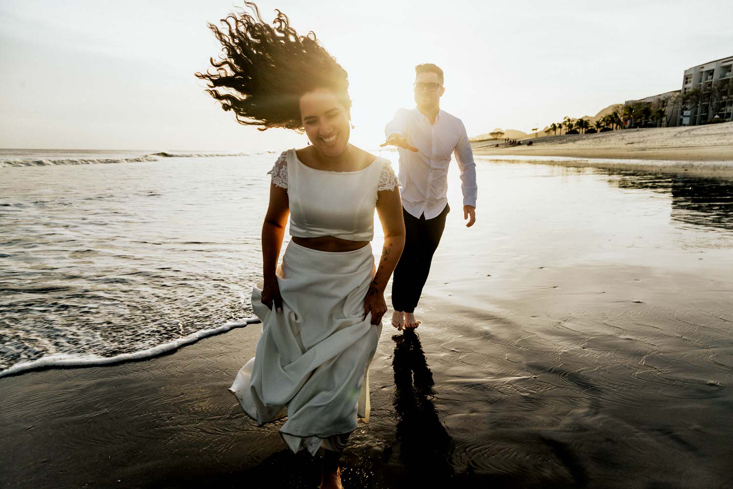 pareja corriendo en la playa Trash the Dress