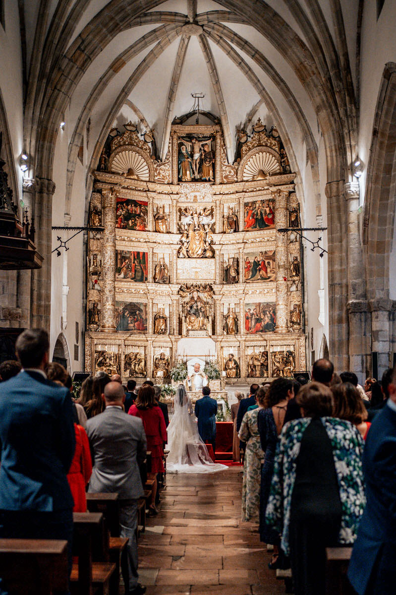 pareja de novios en la boda Basílica de Santa María de la Asunción