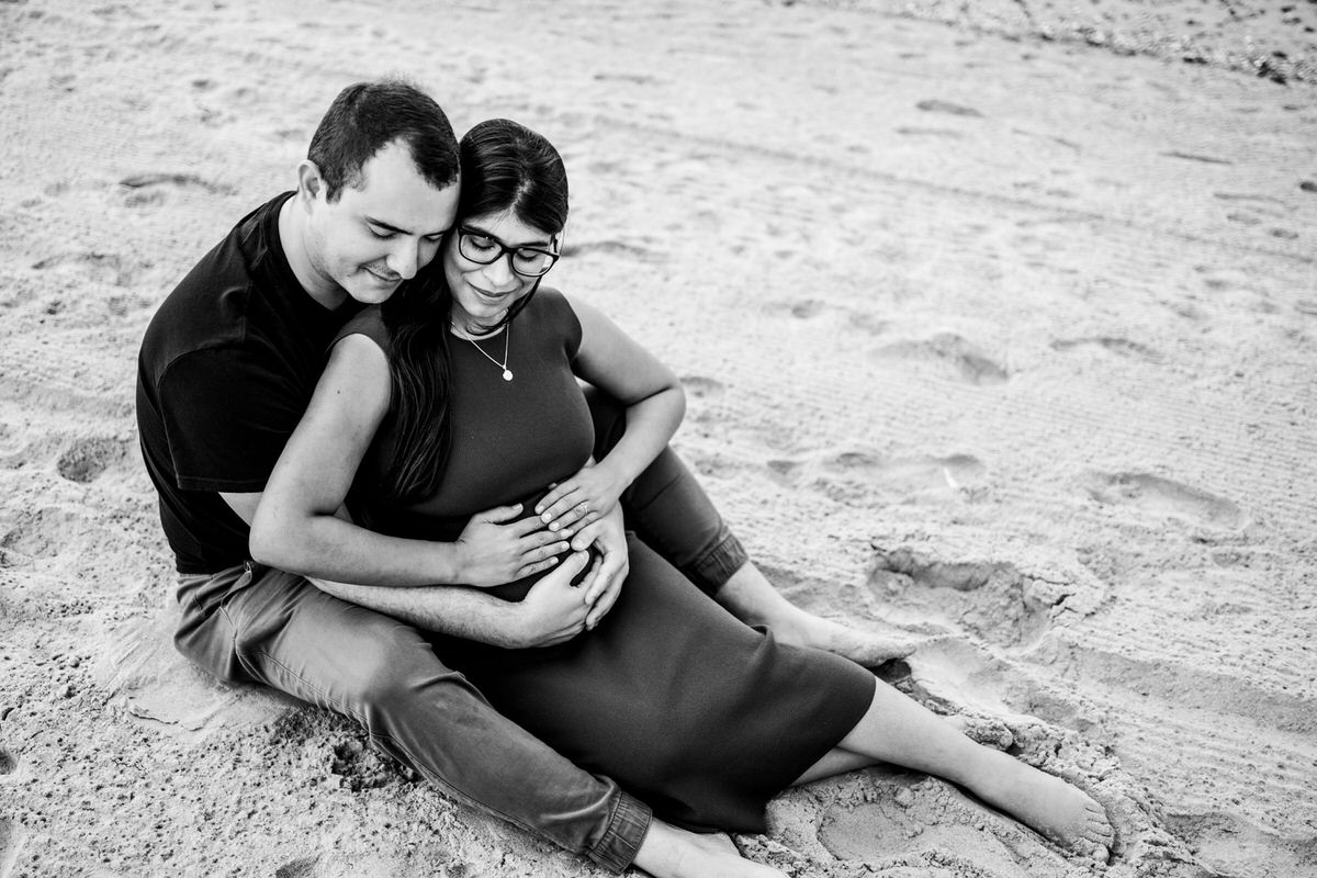 pareja embarazada en la arena