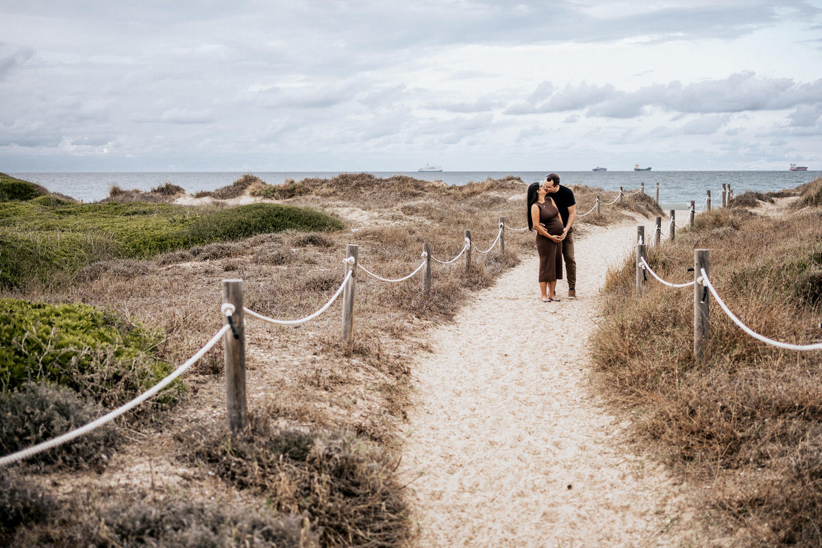 pareja embarazada en playa el saler