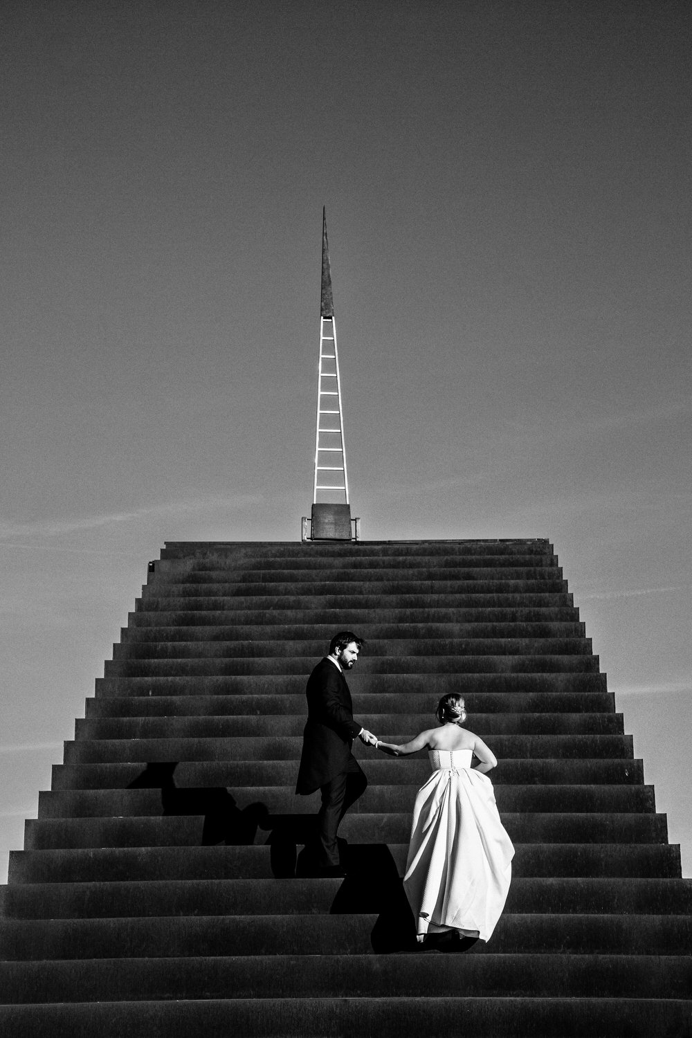 pareja en escaleras con sesion Trash the Dress