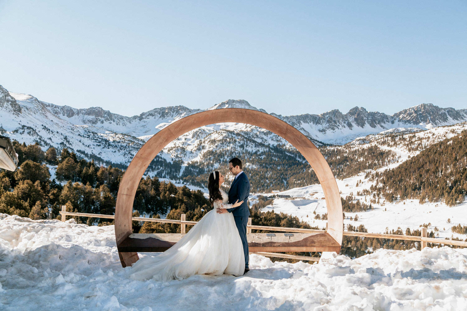 pareja en la montaña con nieve