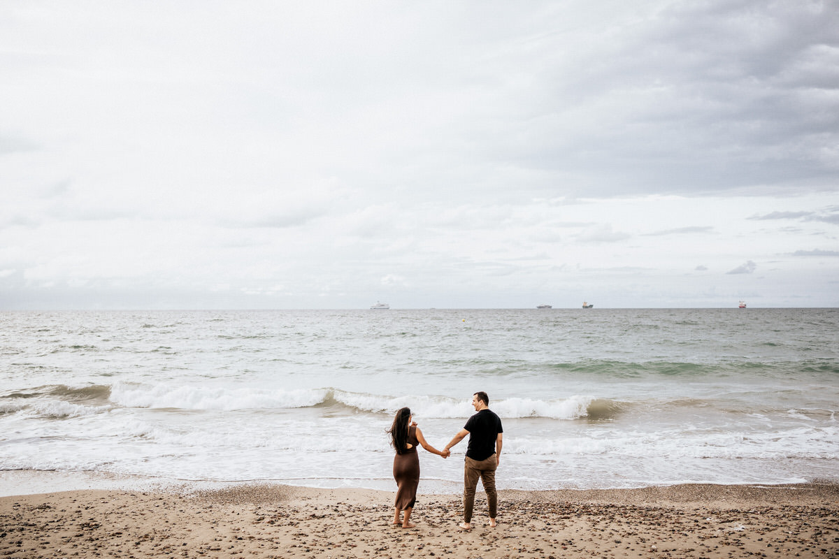 pareja en la playa embarazada