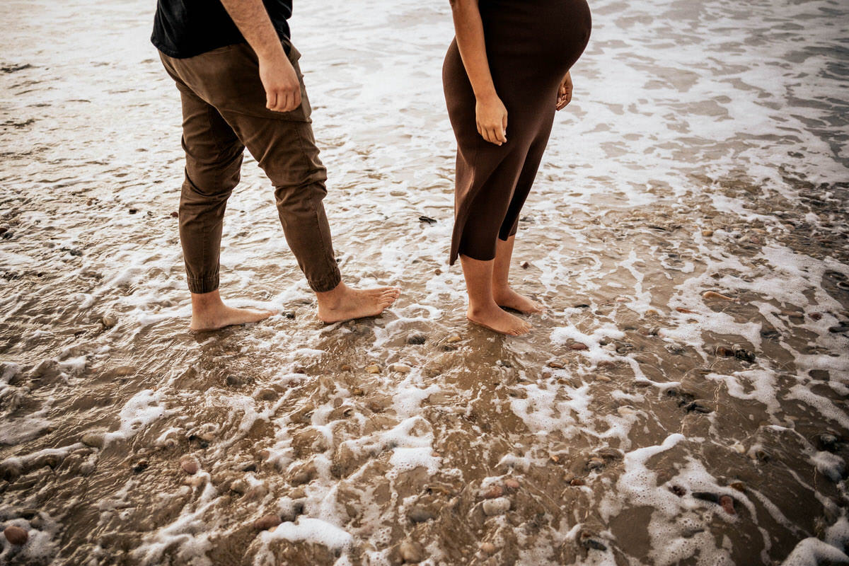 pies de pareja madre embarazada