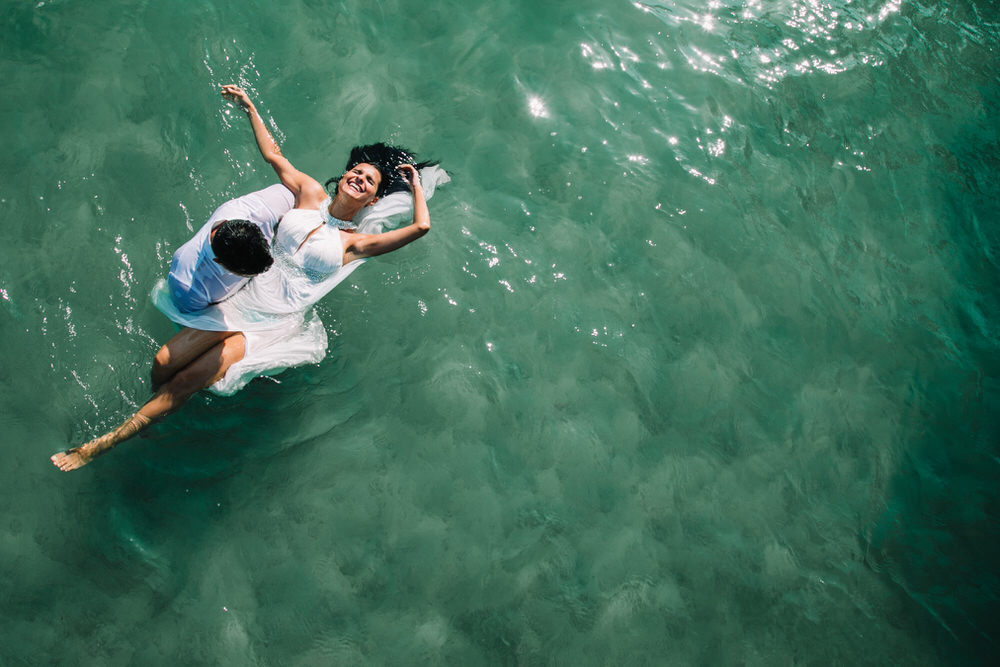 Una pareja en una sesión Trash the dress en el agua