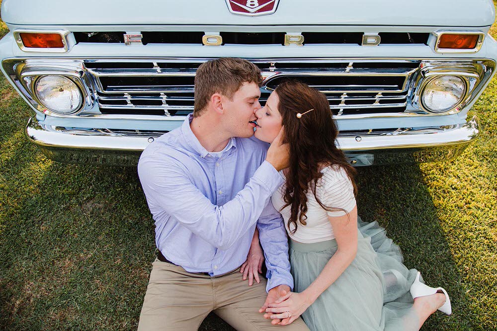 engagement session kiss