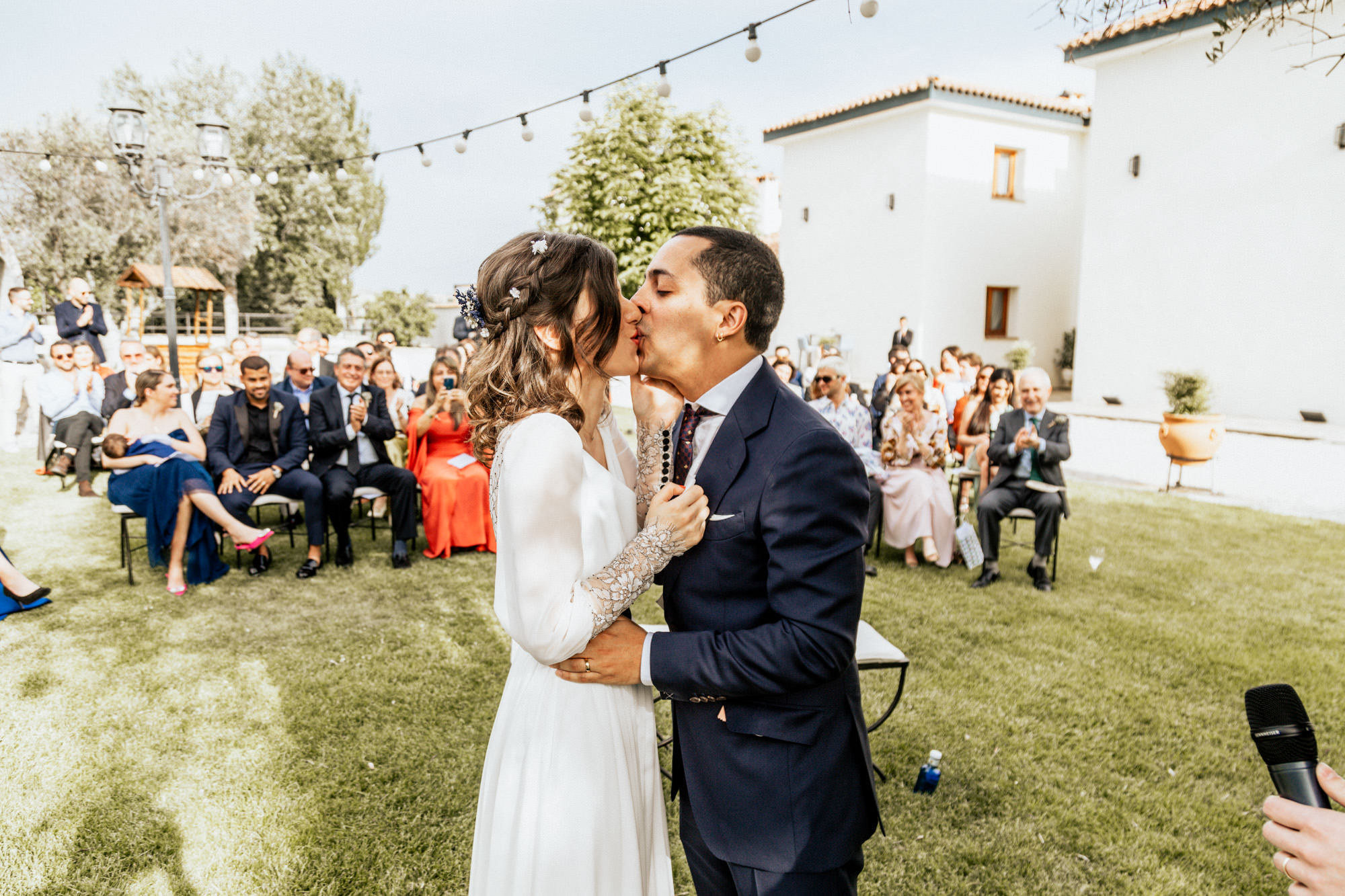 beso de la pareja en una boda
