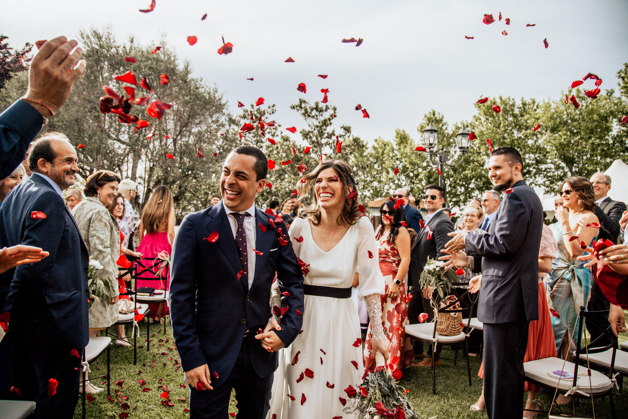 salida de novios con petalos rojos