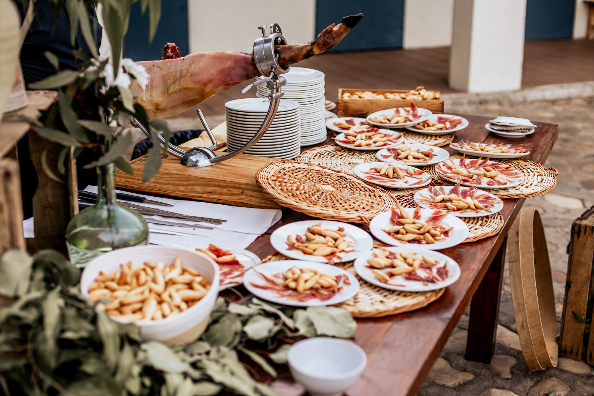 mesa de jamón y quesos en la boda