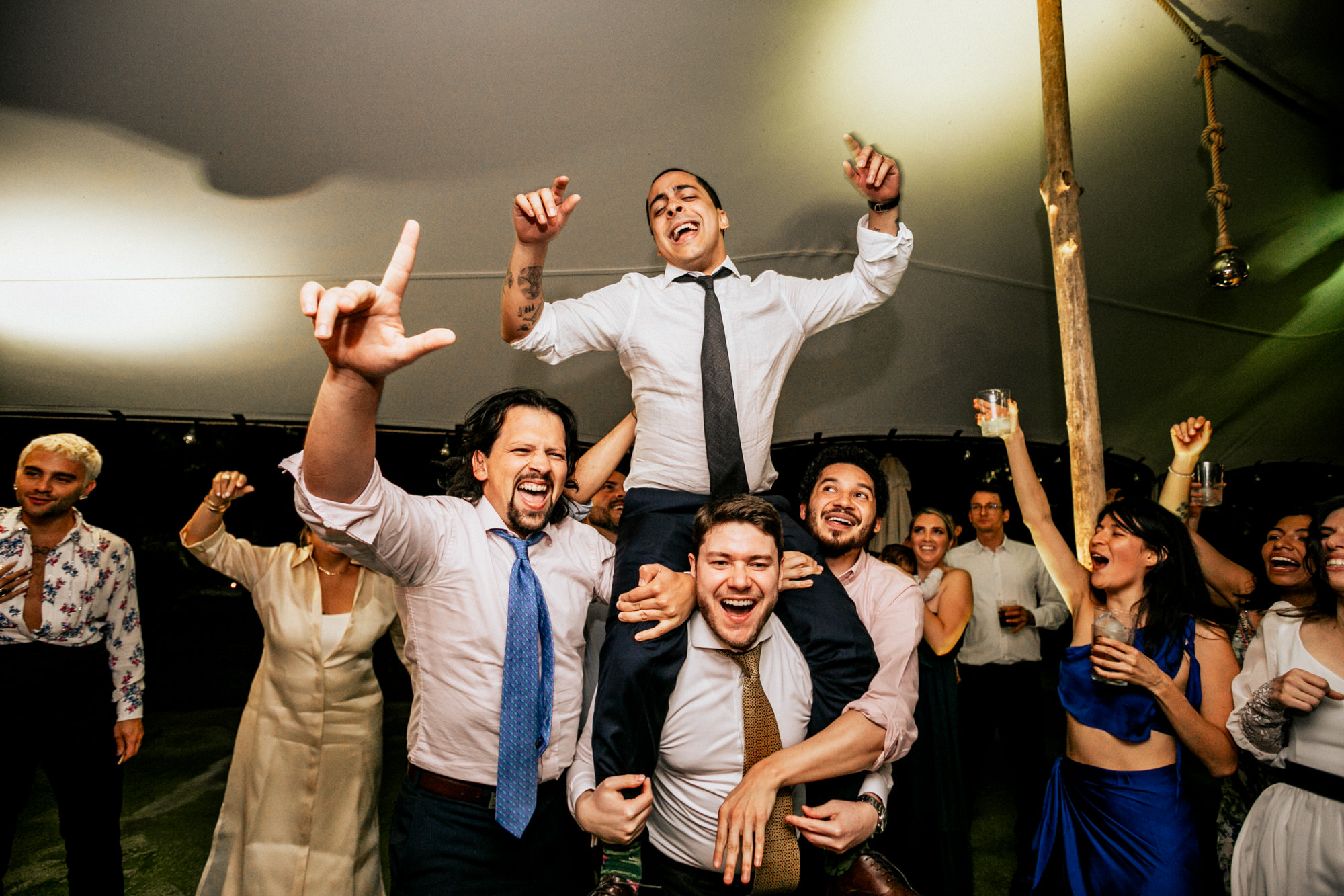 invitados y novio de la boda alegres bailando