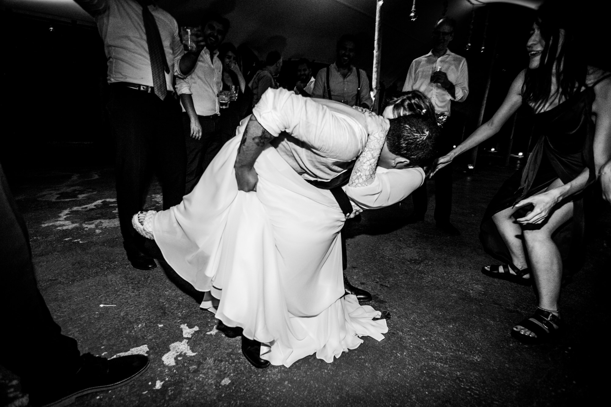 la última foto de la boda los novios besandose en la pista de baile