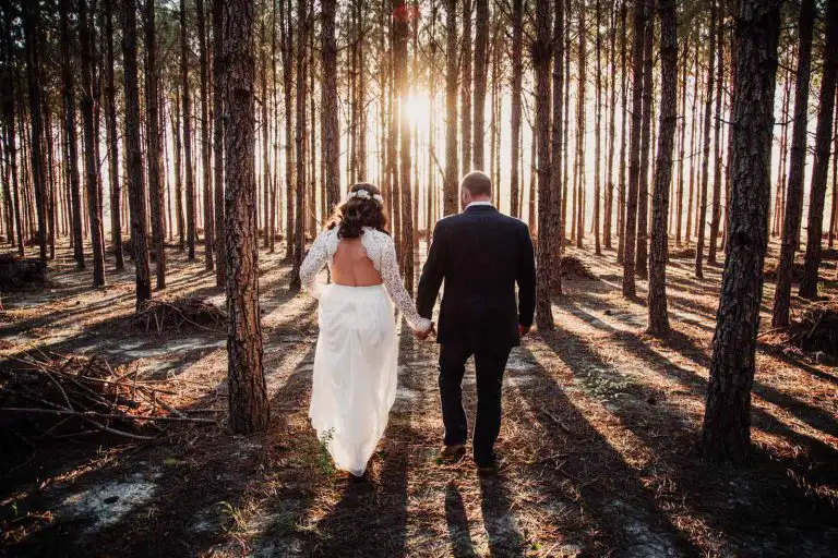 pareja de novios caminando hacia el ocaso