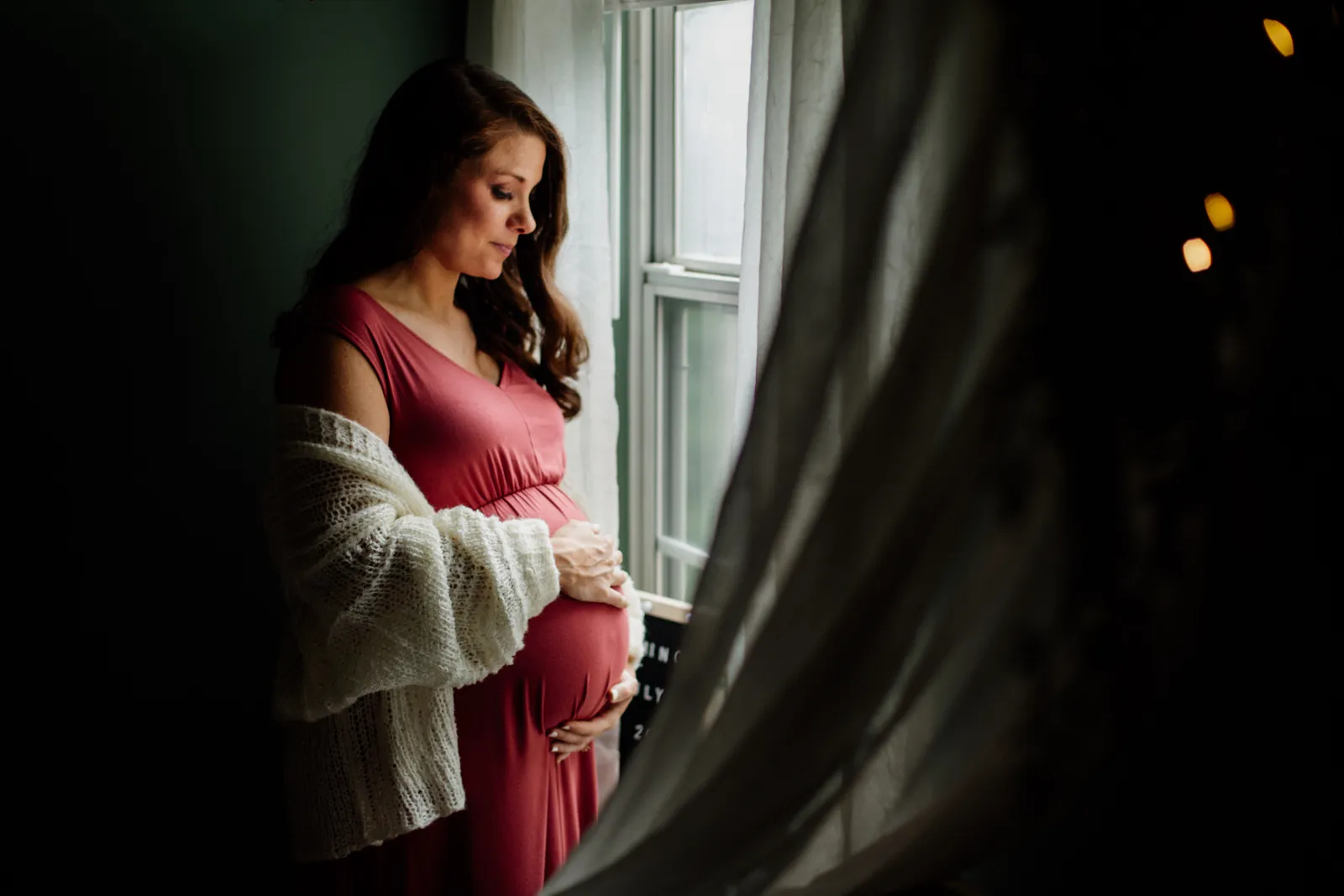 embarazada en la ventana Maternidad