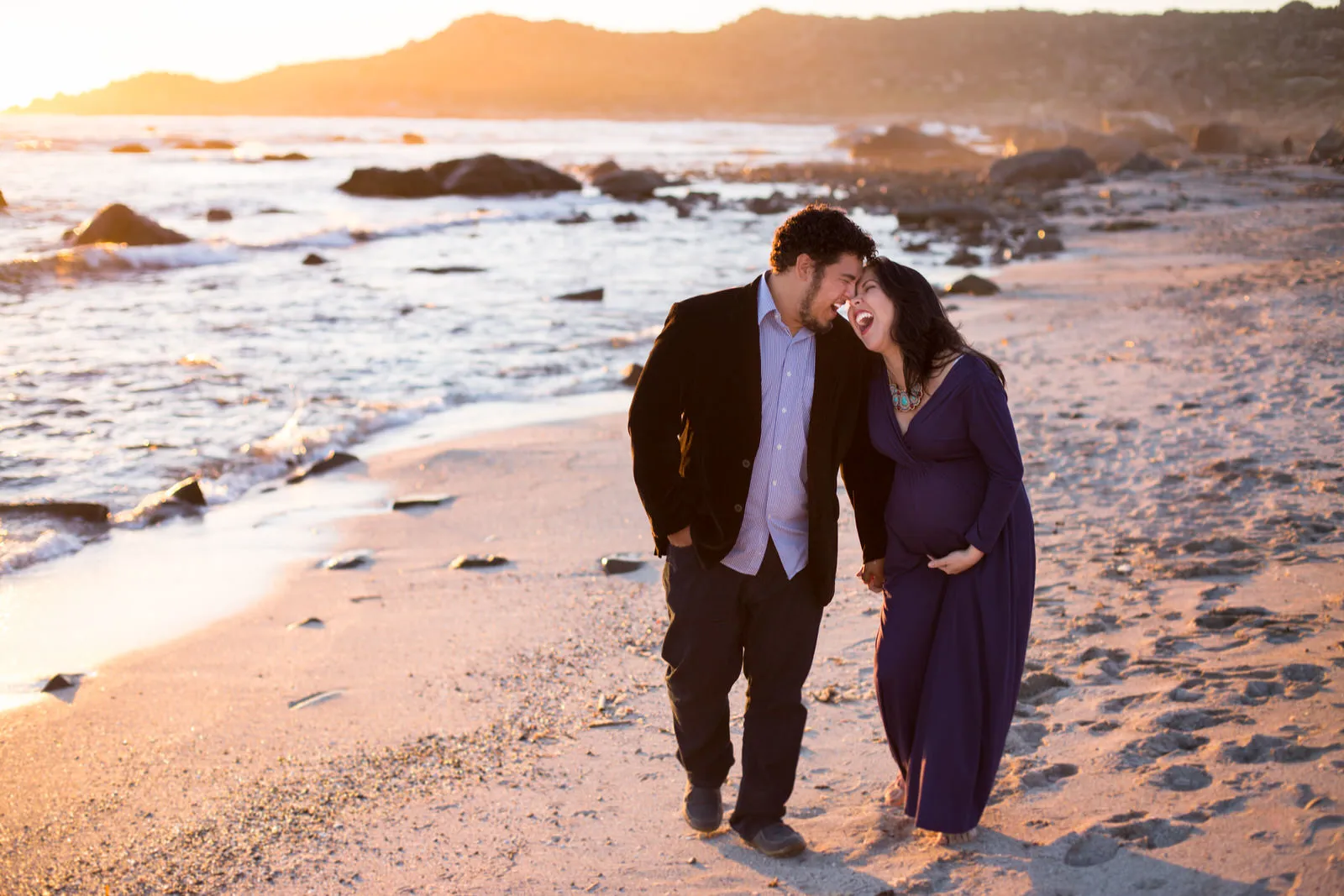 pareja con madre embarazada en la playa