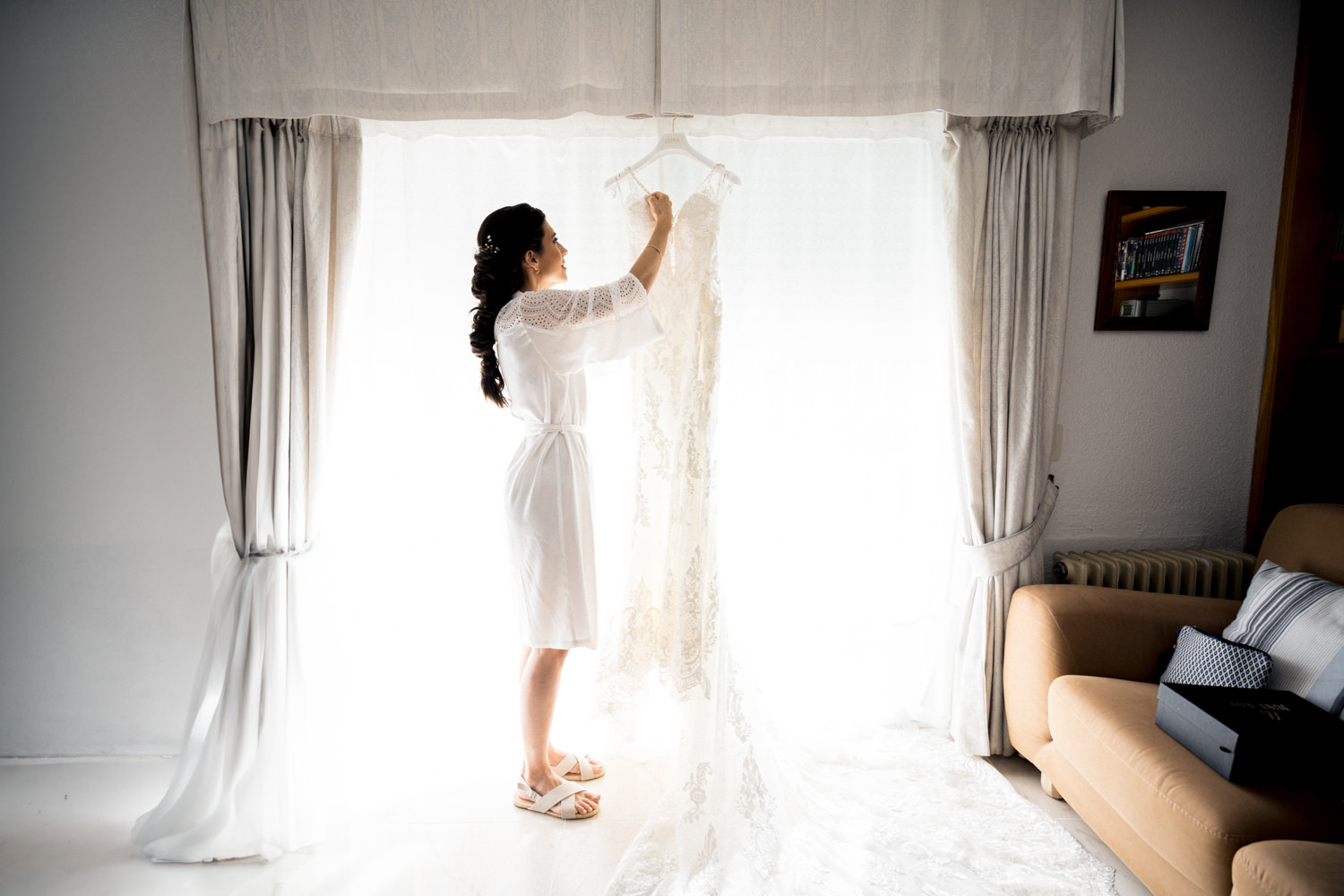 novia tomando su vestido que esta colgado