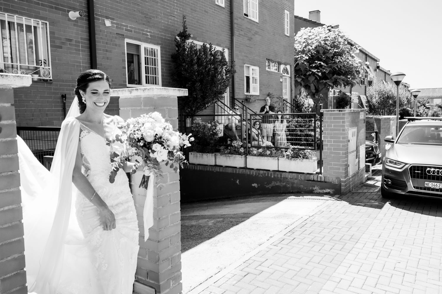foto documental de la novia saliendo de casa para ir a la ceremonia