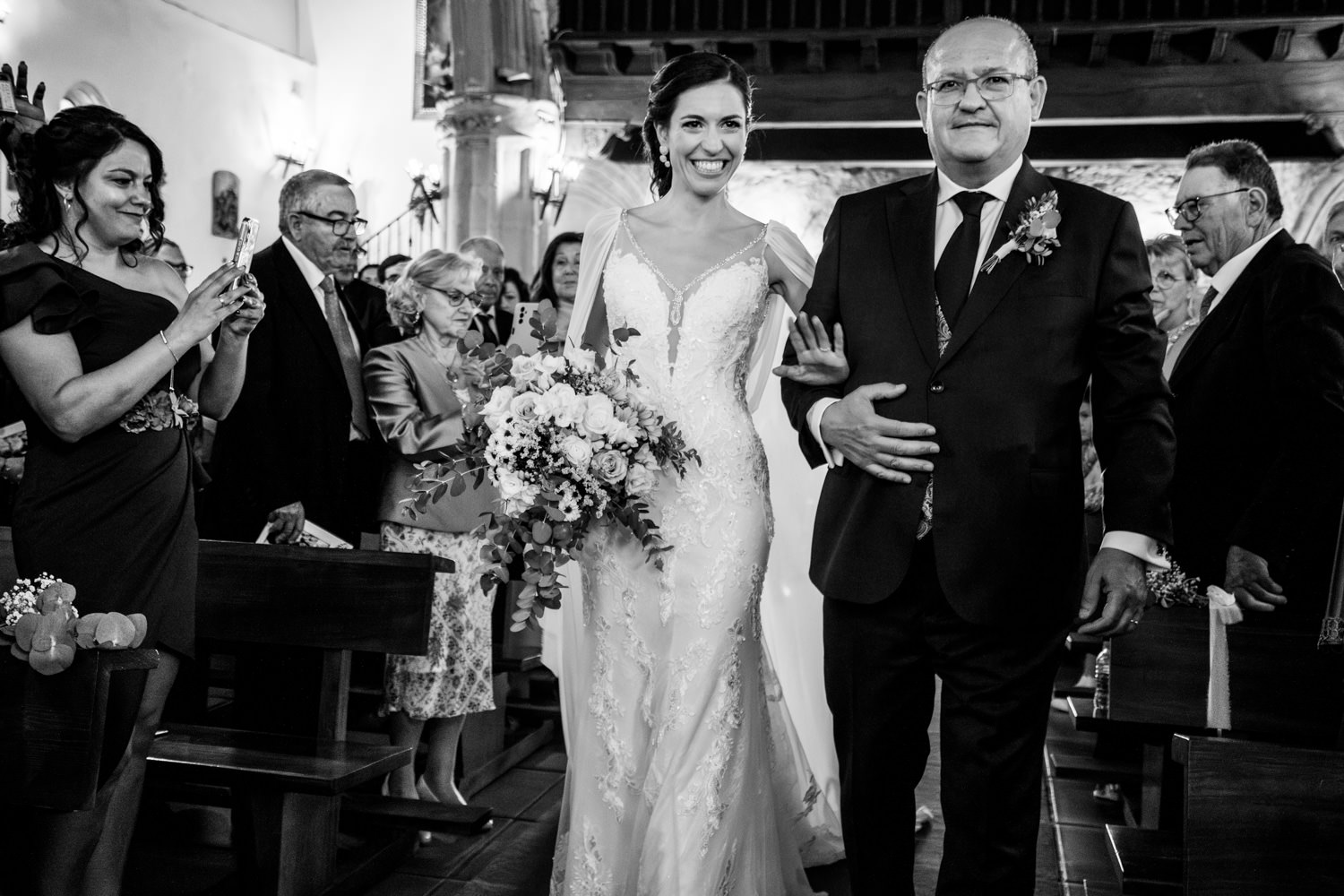 entrada del novia y su padre a la ceremonia