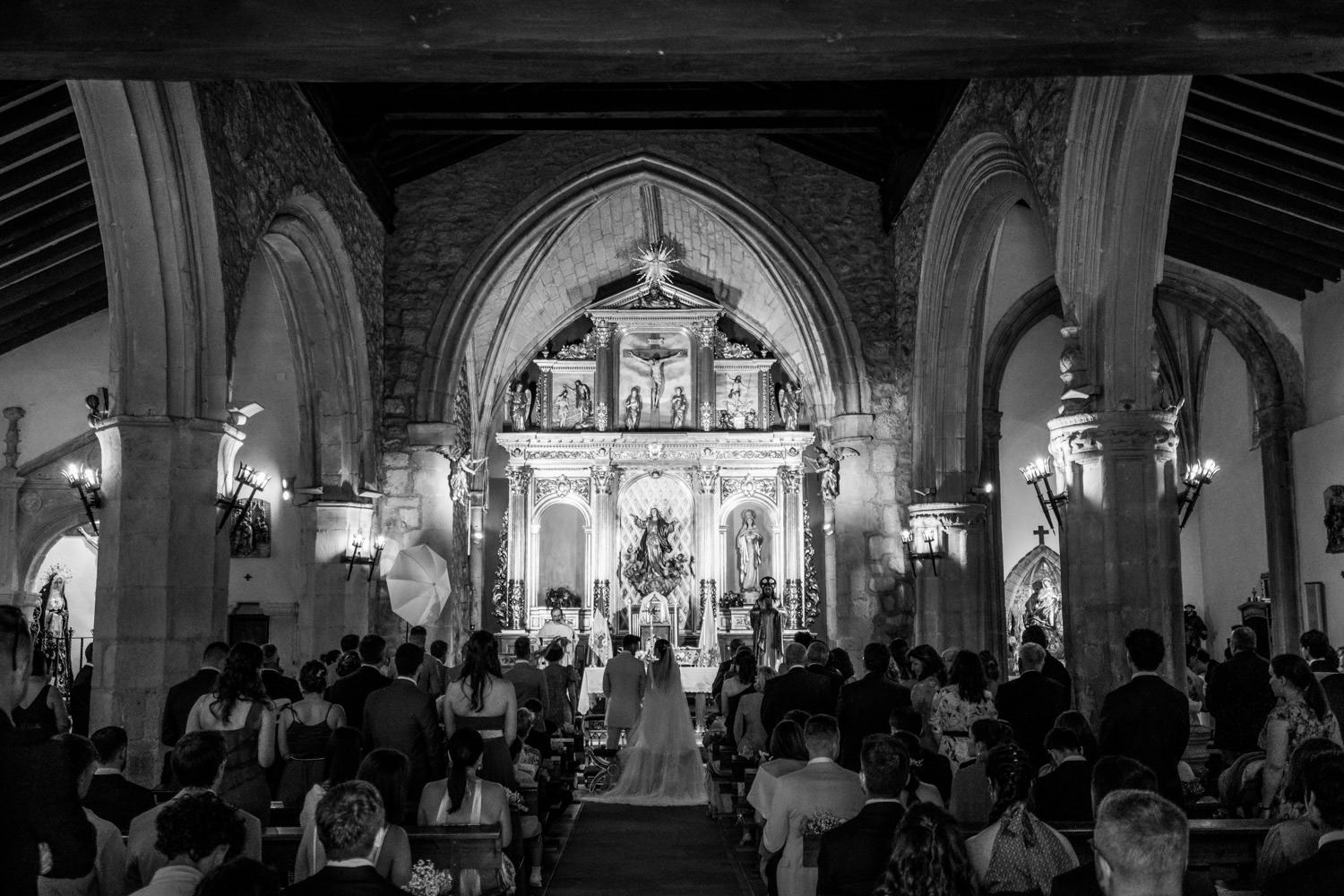 foto en blanco y negro por dentro de la Parroquia Asunción de Nuestra Señora, Plaza Mayor 13 (El Molar)