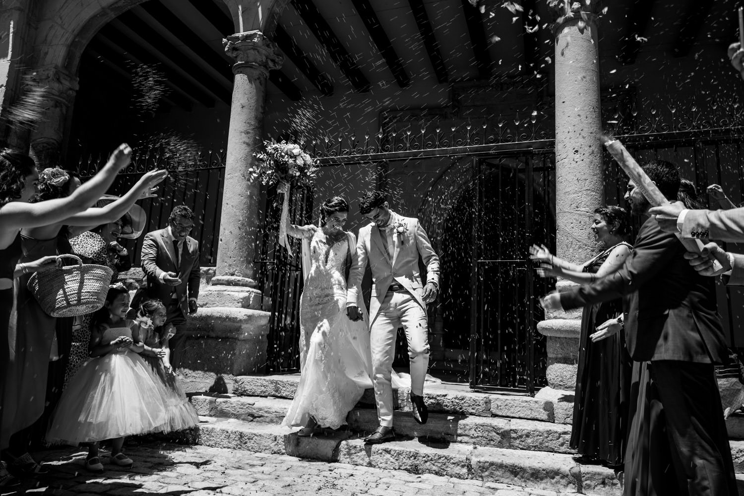 gran salida de los novios con arroz y confeti