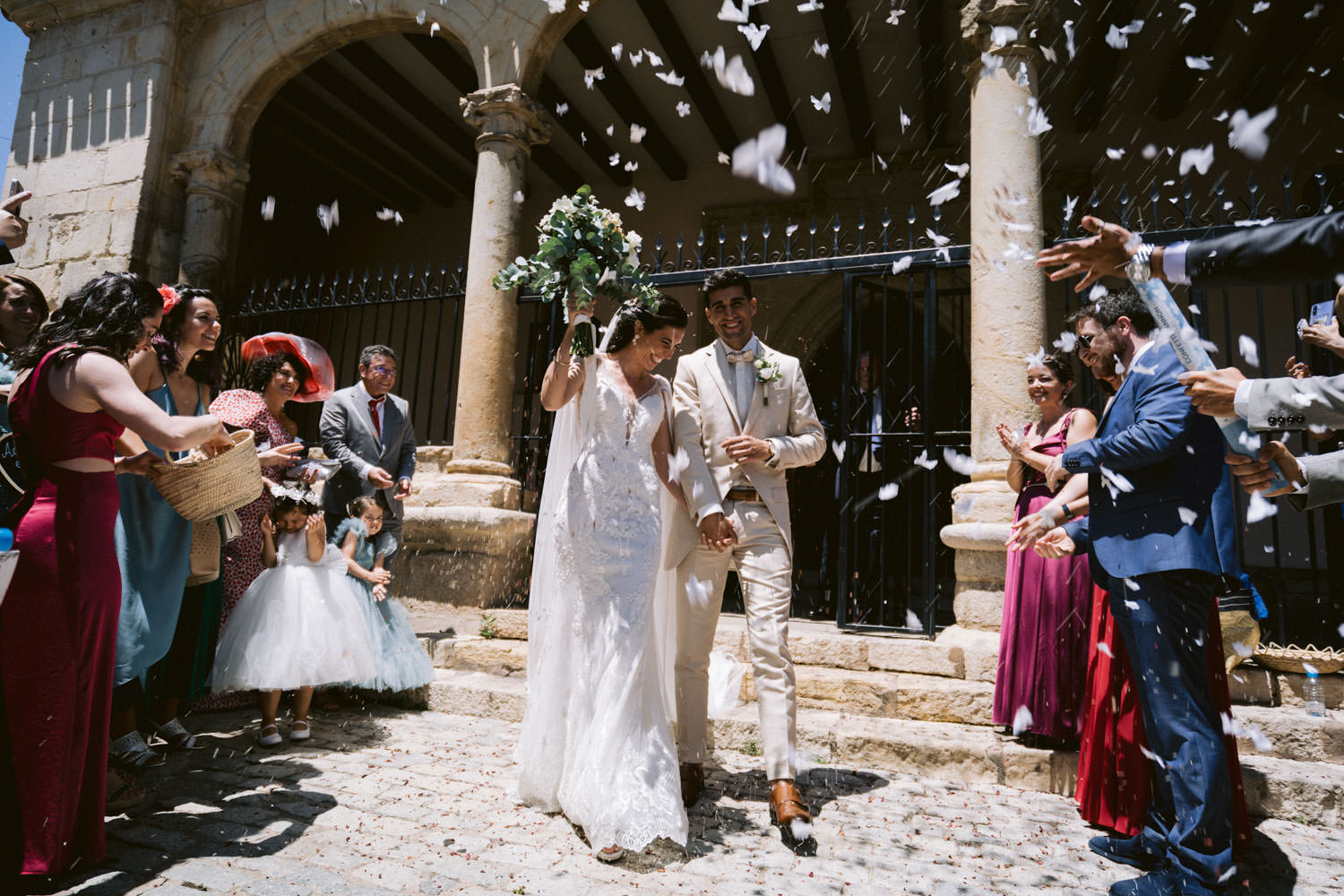 gran salida de los novios con arroz y confeti