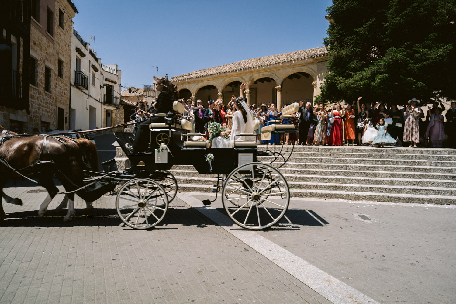 Novios despidiense de los invitados a las puertas de la Parroquia Asunción de Nuestra Señora en caballo