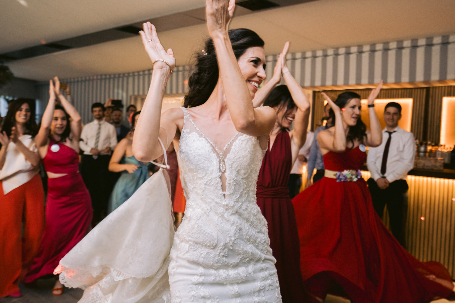 novia y cortejo bailando