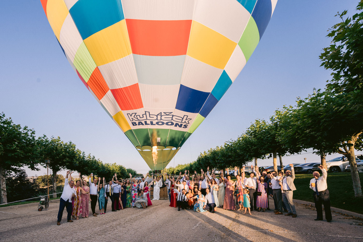 novios e invitados en globo aerostático en Madrid