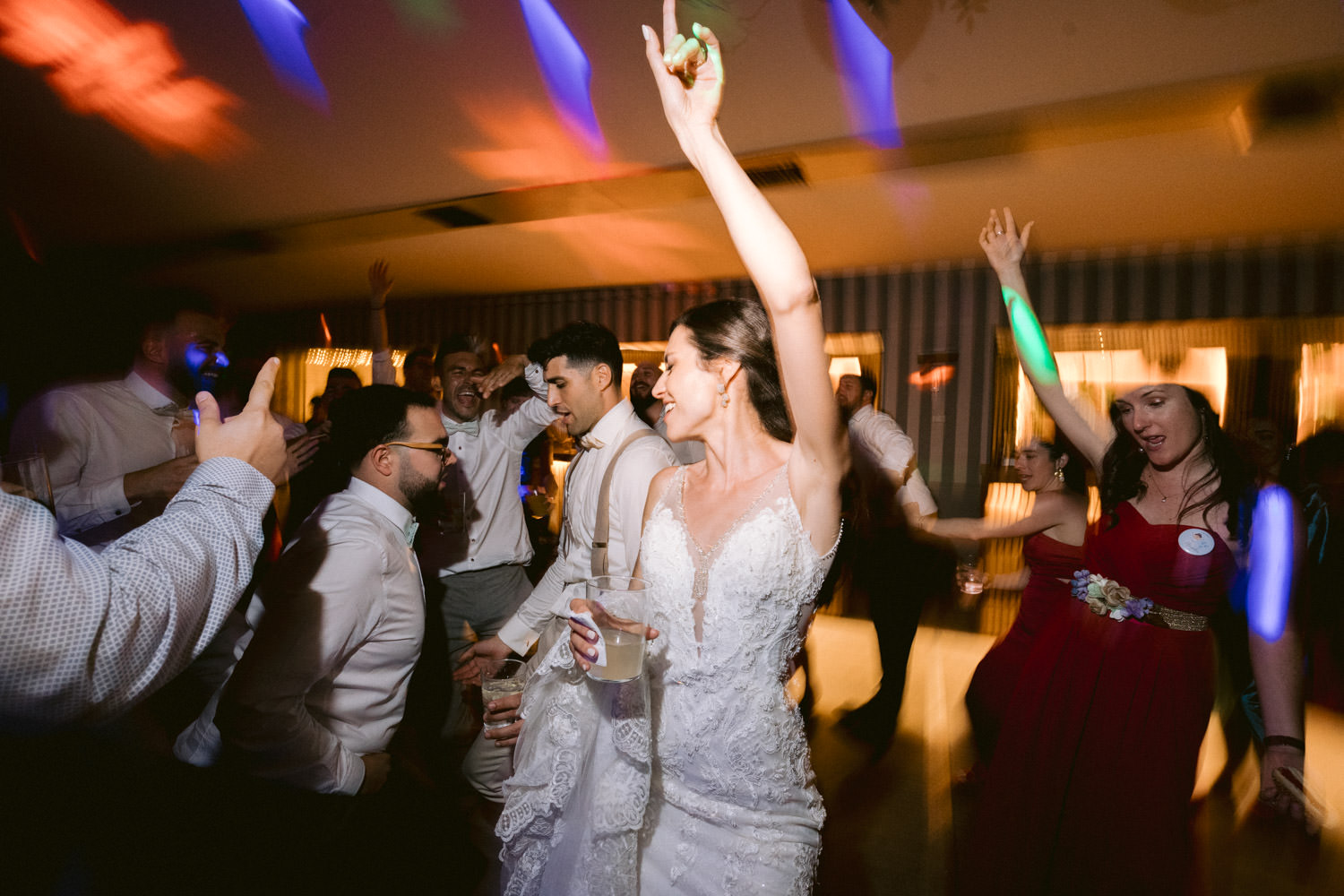 invitados y novia dándolo todo en la pista de baile