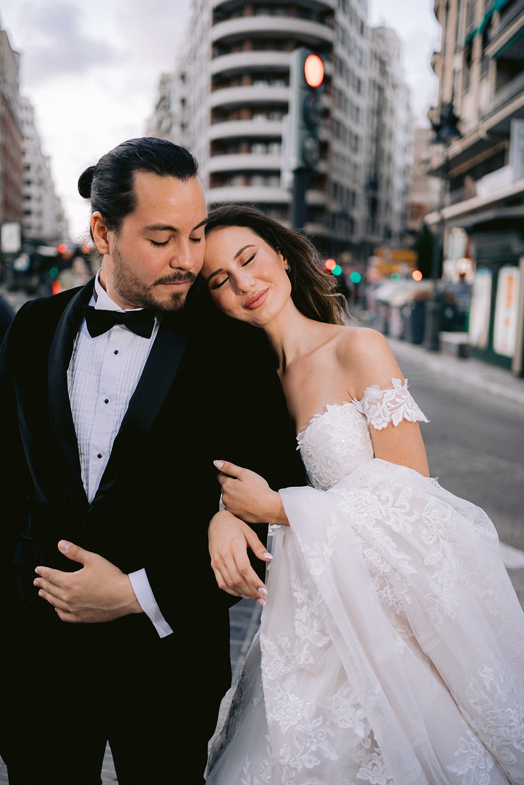 Detalles de elegancia y estilo en la sesión fotográfica con vestidos de PRONOVIAS