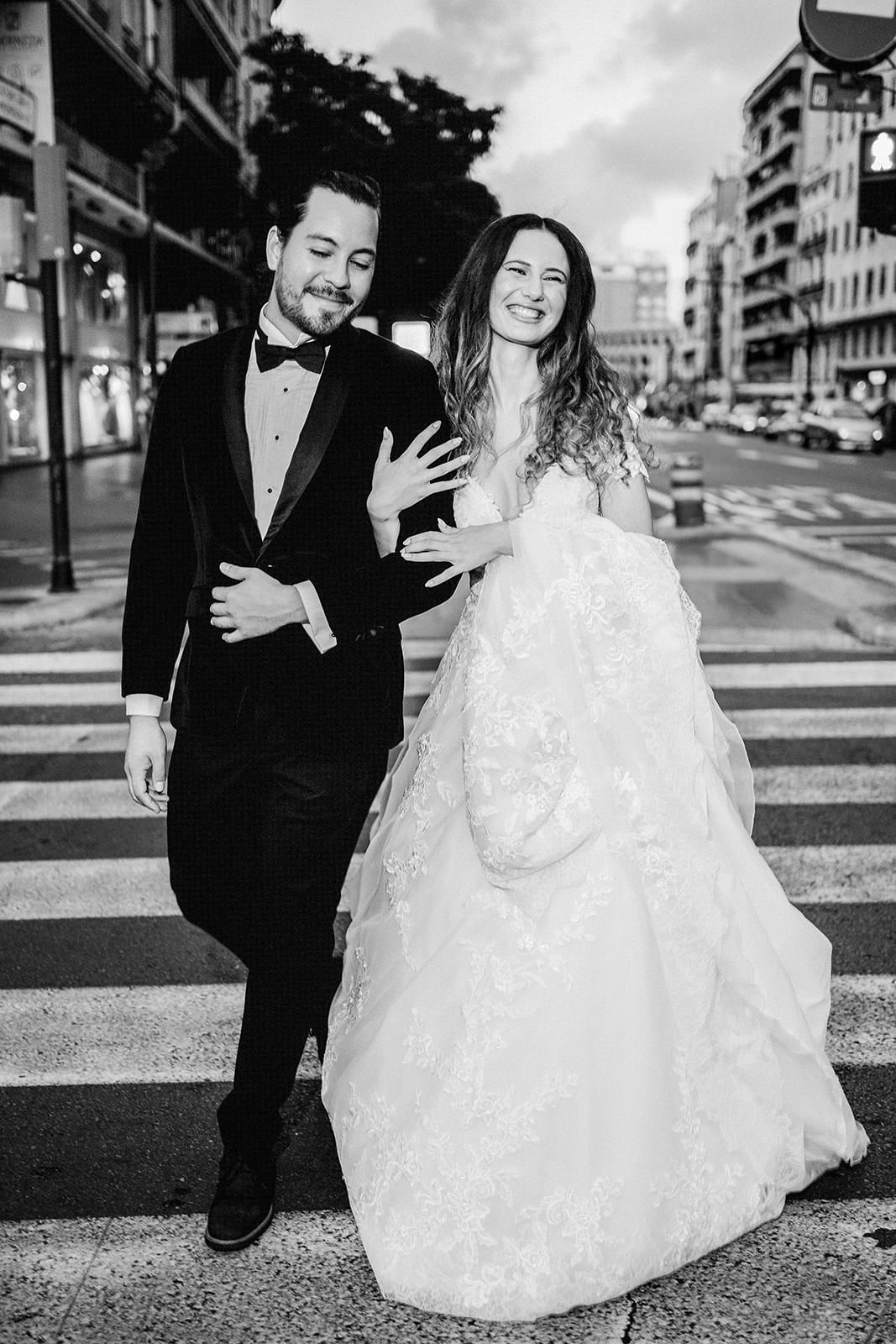 Modelos luciendo la última moda nupcial de PRONOVIAS en las calles de Valencia