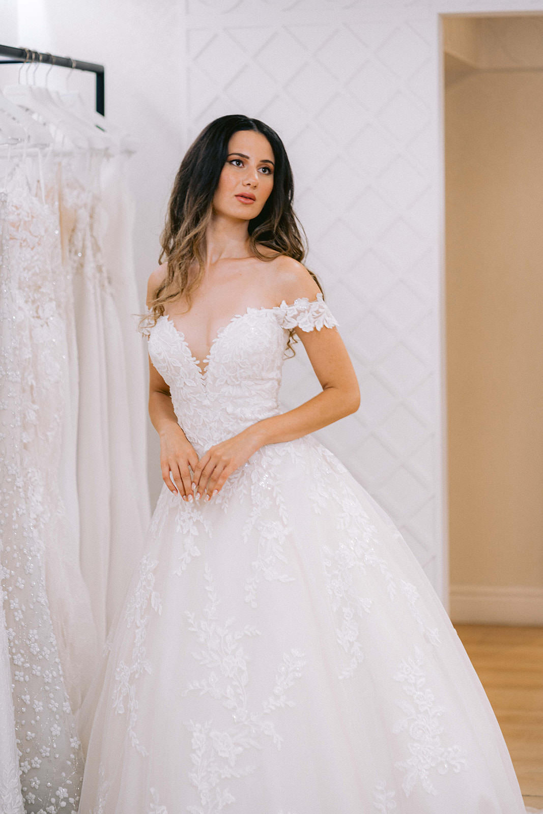 Elegante vestido de novia de PRONOVIAS en la tienda de Valencia