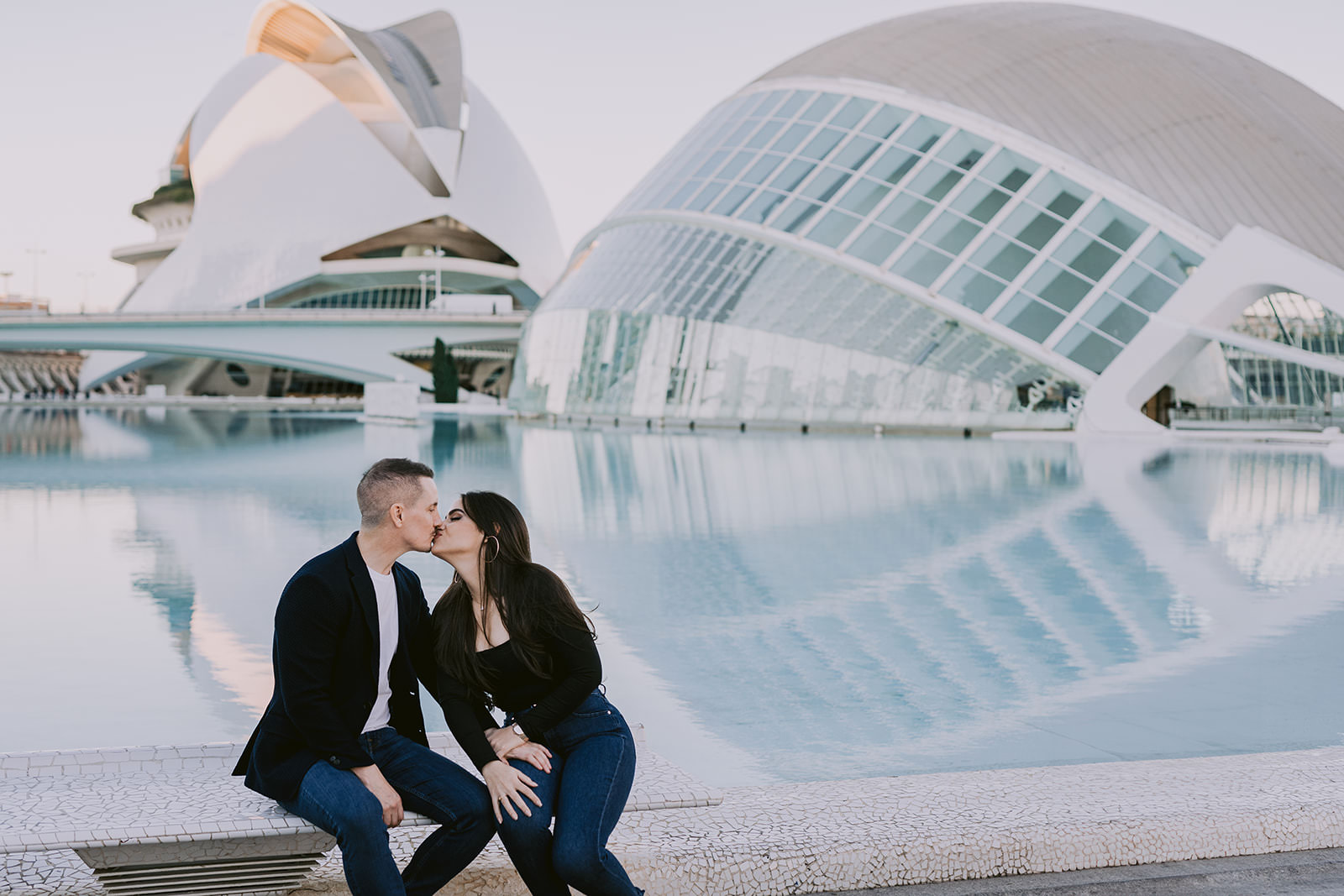 kiss at Ciudad de las Artes y las Ciencias Ciutat de les Arts i les Ciències