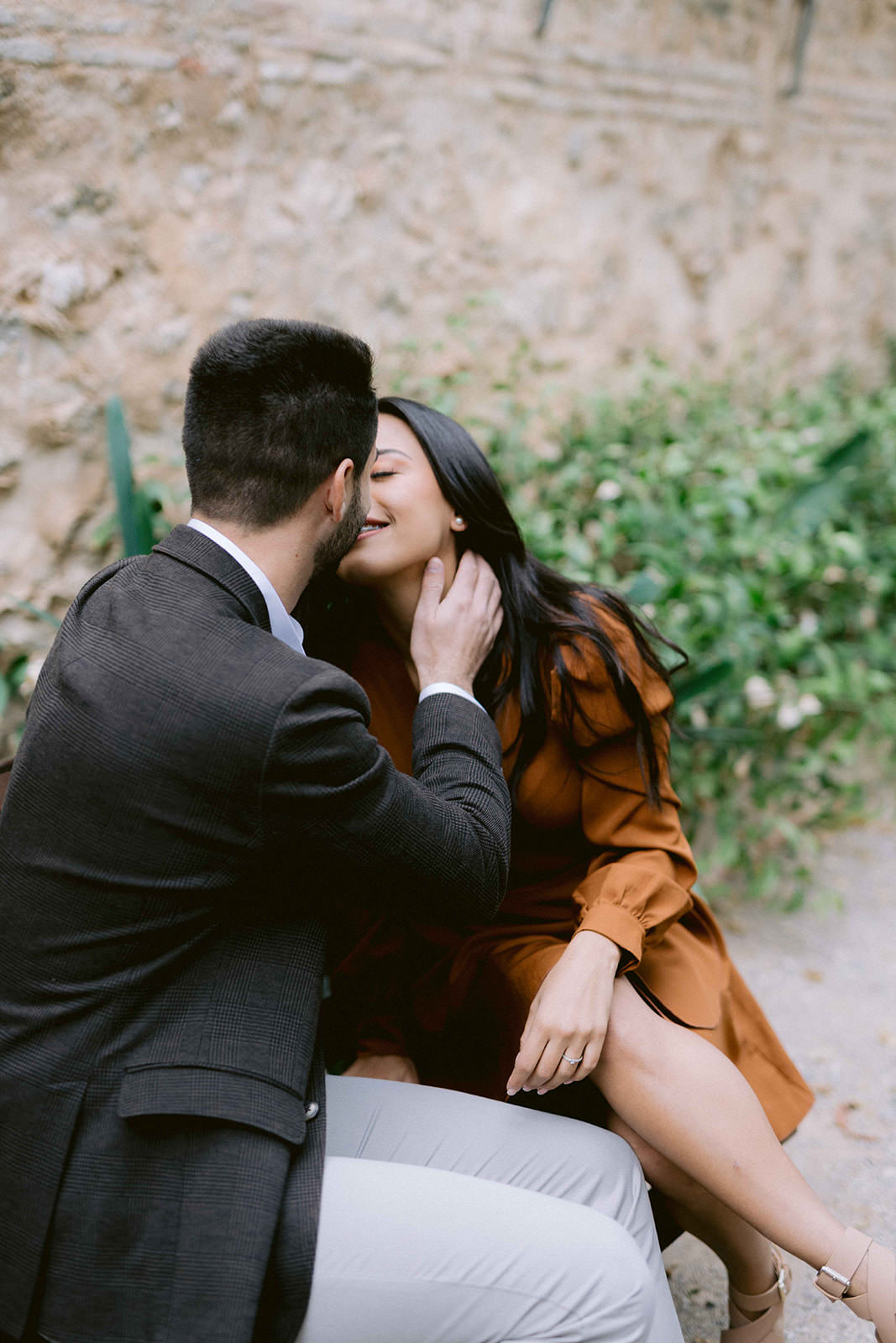 beso pareja en el Jardí de Montfort