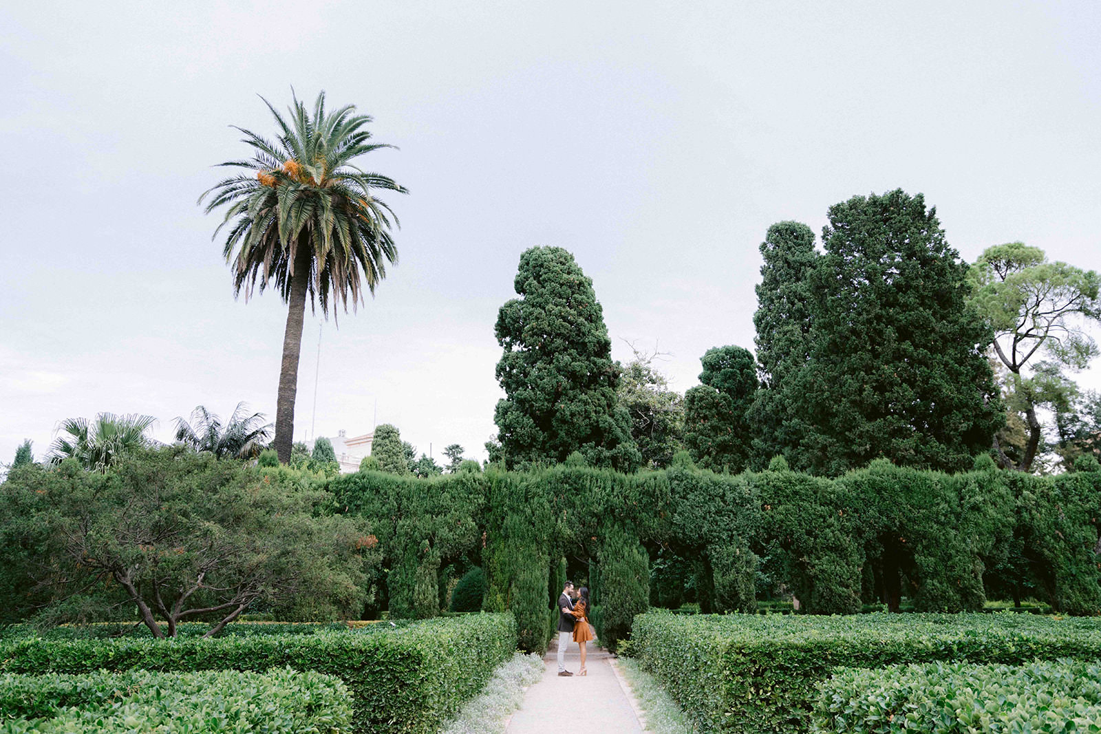 pareja rodeada del Jardí de Montfort