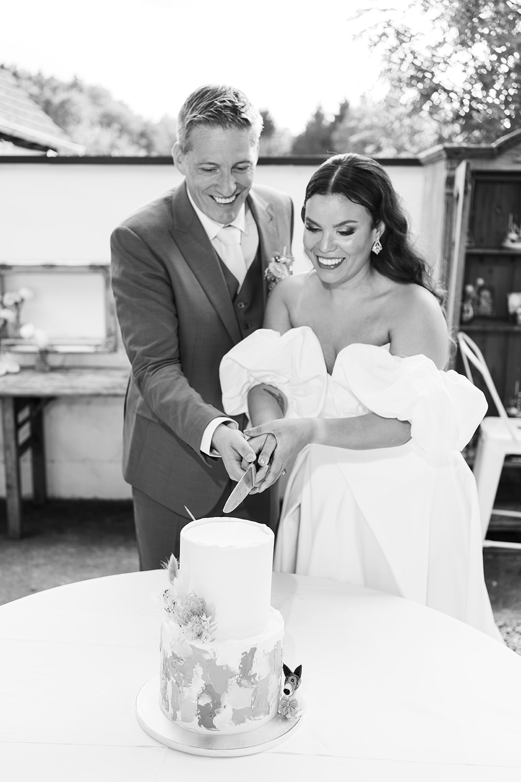 Bride and groom cutting their elegant wedding cake during vineyard reception at Weingut Holler, Austria