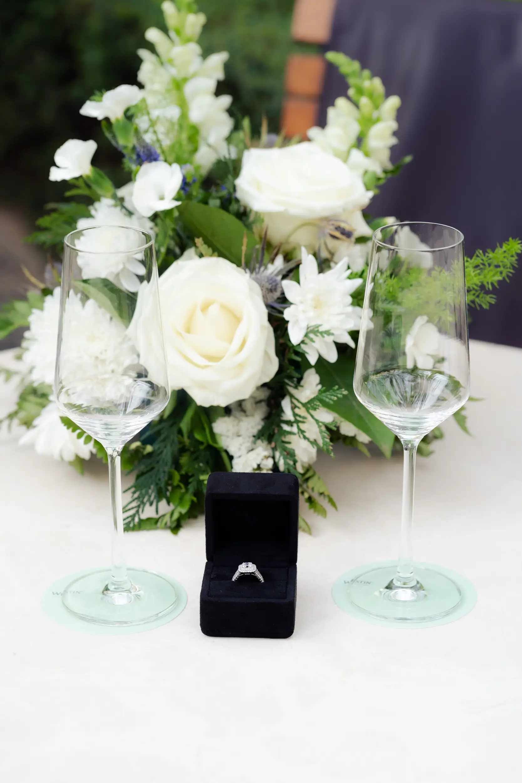 dos copas con anillos