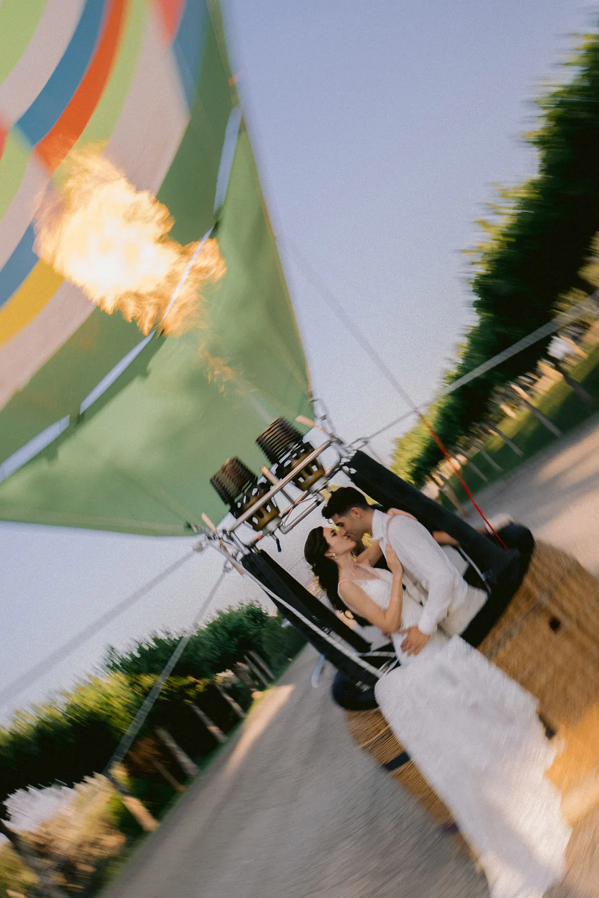 hot air balloon wedding kiss
