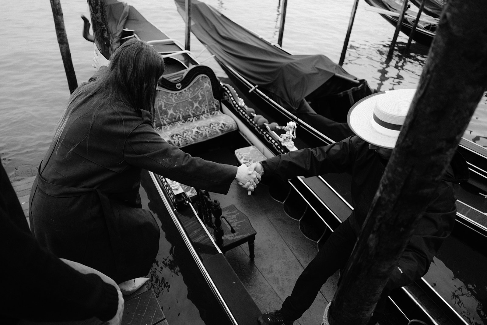 Intimate engagement photography in Venice early morning
