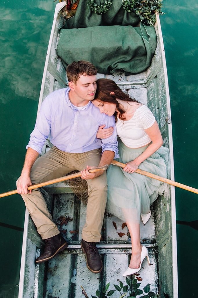 pareja de novios sentados en un bote